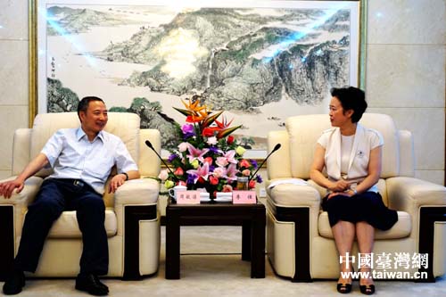 四川省臺(tái)辦主任周敏謙與資陽市委書記李佳交換工作意見