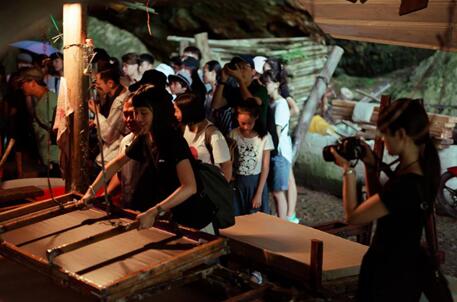 臺灣學(xué)生體驗“抄紙”工藝 臺灣學(xué)生體驗“抄紙”工藝