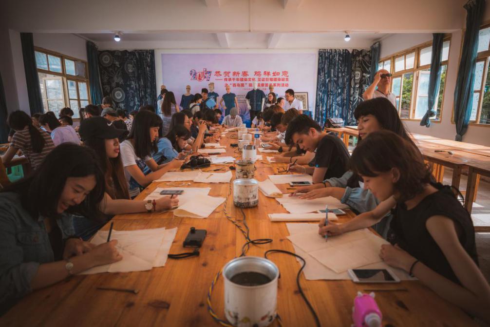 兩岸師生們體驗制作蠟染 兩岸師生們體驗制作蠟染