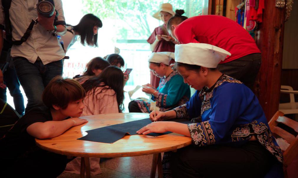 師生們觀看水族馬尾繡工藝制作 師生們觀看水族馬尾繡工藝制作
