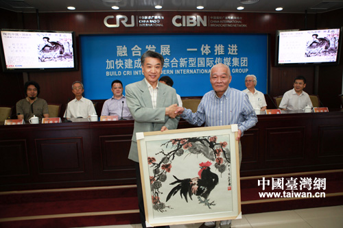 互贈書畫作品(中國臺灣網 孫伊靜 攝) 互贈書畫作品(中國臺灣網 孫伊靜 攝)