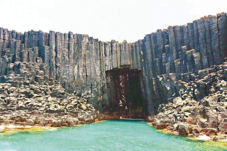 “灶籠”位于西吉嶼西北西方,外觀宛如大灶灶口。(臺媒圖)