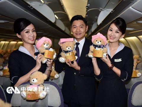 復興航空加強版“空姐小熊”12月17日再登機,小熊大軍抱著木桶及毛巾裝扮萌翻天,和游客同游北海道。來源:臺灣“中央社”