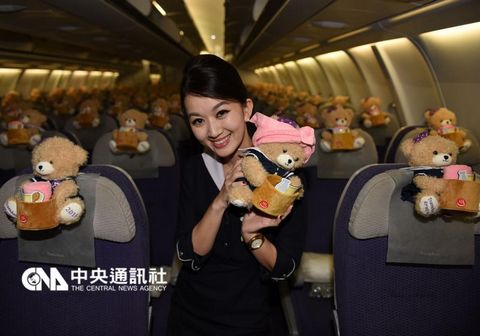 復興航空加強版“空姐小熊”17日再登機,小熊大軍抱著木桶及毛巾裝扮萌翻天,和游客同游北海道。來源:臺灣“中央社”