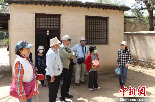 高雄市河北同鄉(xiāng)會(huì)參訪團(tuán)聽(tīng)導(dǎo)游講解革命故事。 韓冰 攝