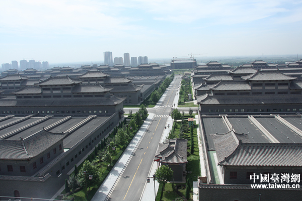 參訪汾酒集團酒業(yè)集中發(fā)展區(qū),企業(yè)的規(guī)模讓臺灣記者們嘆為觀