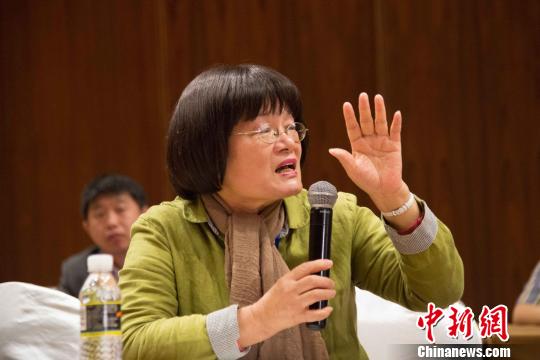 圖為季季在座談會(huì)上發(fā)言 圖為季季在座談會(huì)上發(fā)言