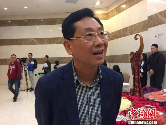 4月8日,第三屆“創業創新·筑夢溫州”臺灣青年人才對接會(北京站)舉辦,逾百位在京臺生參與活動。浙江省臺辦副主任何永明接受媒體采訪。 楊程晨 攝