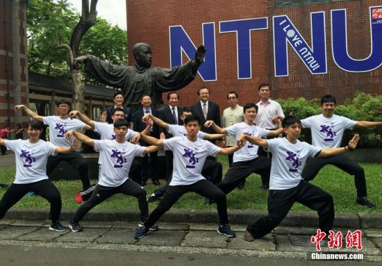 5��31�����ɱ�����W��ٛ��һ��2.5�׸ߡ�̫�O�α�ʽ���~����λ���_�����_��������WУ������Ļ���@�����_900������~���Ǳ�����ٛ������У���_����71����У�c���R�Y���~���ϡ��_��̫�O���Ă���Ҳ�������ɰ���У��ͬ����̫�O��ˇ���D���_����W���ڽ�Ļ�xʽ�F�����[̫�Oȭ��·��<a target='_blank' ><p  align=