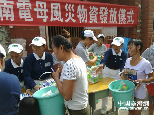 鄉親們領受物資 鄉親們領受物資