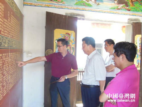 劉耿主任、連介德主委等認真查看文字資料 劉耿主任、連介德主委等認真查看文字資料