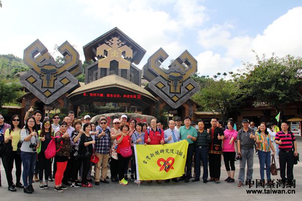 兩岸記者團(tuán)在檳榔谷合影。(海南省臺(tái)聯(lián)供圖) 兩岸記者團(tuán)在檳榔谷合影。(海南省臺(tái)聯(lián)供圖)