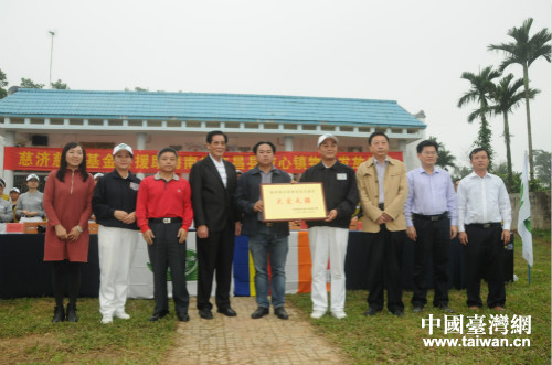 坡心鎮政府向慈濟慈善基金會贈送“大愛無疆”篇額 坡心鎮政府向慈濟慈善基金會贈送“大愛無疆”篇額