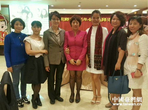 高雄市海南同鄉(xiāng)會理事長林金美(左四)、臺灣地區(qū)民意代表黃昭順(左三)與海南鄉(xiāng)親合影 高雄市海南同鄉(xiāng)會理事長林金美(左四)、臺灣地區(qū)民意代表黃昭順(左三)與海南鄉(xiāng)親合影