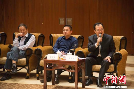 圖為臺灣畫家蔡俊章(右一)、臺灣《旺報》總編輯王綽中(中)等人在會見中交流。 洪堅鵬 攝