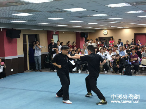 雙鉤、螳螂拳、披掛拳、瘋魔棍、形意五行拳、虎鶴雙形等名家表演項目輪番登場 雙鉤、螳螂拳、披掛拳、瘋魔棍、形意五行拳、虎鶴雙形等名家表演項目輪番登場