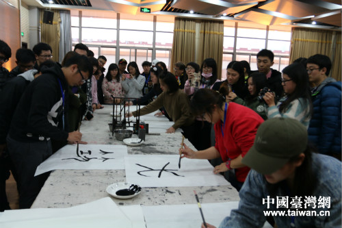 兩岸大學(xué)生共同書寫甲骨文 兩岸大學(xué)生共同書寫甲骨文