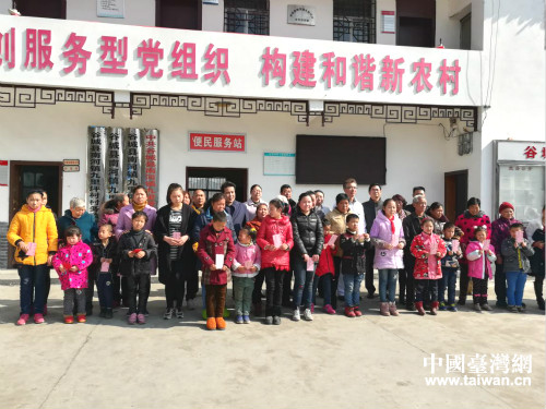 臺商洪文農(nóng)在谷城縣南河鎮(zhèn)九里坪捐資助學(xué)現(xiàn) 臺商洪文農(nóng)在谷城縣南河鎮(zhèn)九里坪捐資助學(xué)現(xiàn)