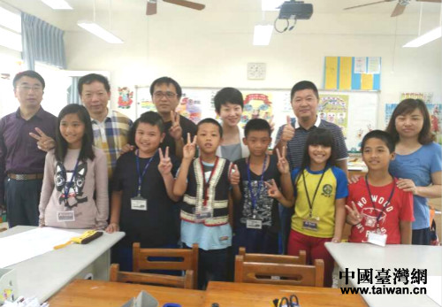 走進國語課堂的參訪團成員與課堂師生合影 走進國語課堂的參訪團成員與課堂師生合影