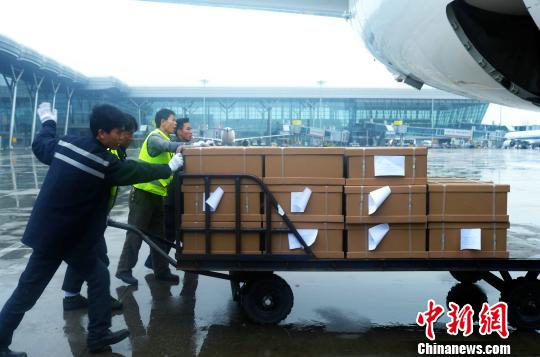 富士康貴州示范工廠首批百臺平板運抵臺灣