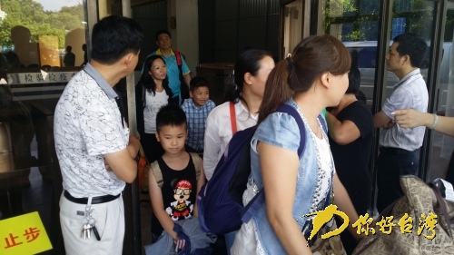 帶著小孩回原鄉(xiāng)過暑假的臺(tái)胞 帶著小孩回原鄉(xiāng)過暑假的臺(tái)胞