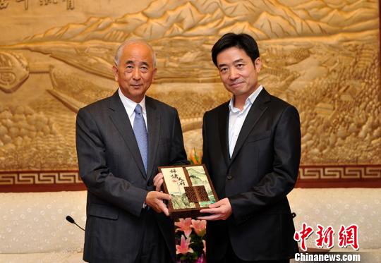 圖為四川副省長甘霖與臺灣第一商業銀行董事長蔡慶年互贈禮品。 圖為四川副省長甘霖與臺灣第一商業銀行董事長蔡慶年互贈禮品。