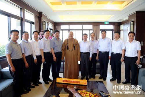 星云大師與山東省農(nóng)業(yè)經(jīng)濟(jì)交流團(tuán)成員合影