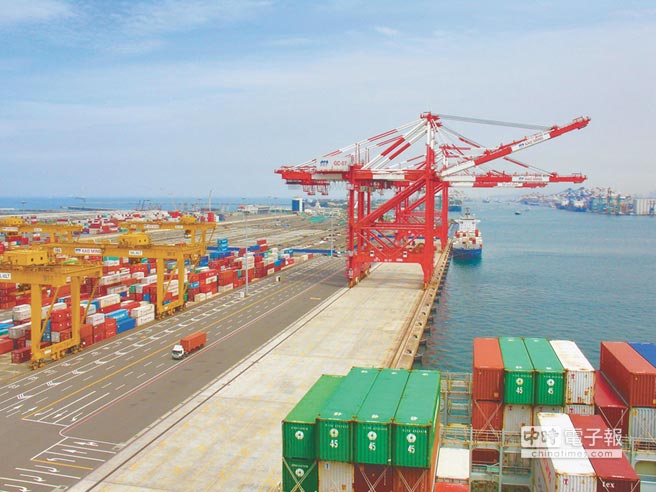 經部公布外銷接單,4月對陸港接單負成長10.3%,創歷年來最大衰退。圖為高雄港貨櫃碼頭。(本報系資料照片)