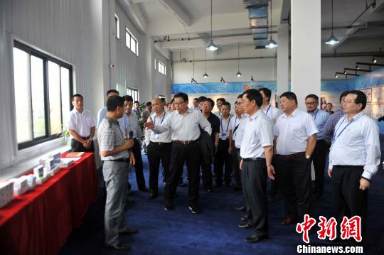 陳德銘率臺商考察中馬欽州產(chǎn)業(yè)園一家藥企。 蔣雪林 攝