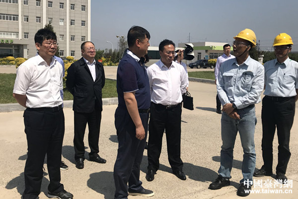 長春化工(盤錦)有限公司副總葉仕文(右二)介紹企業新投資的銅箔項目施工進展情況 長春化工(盤錦)有限公司副總葉仕文(右二)介紹企業新投資的銅箔項目施工進展情況