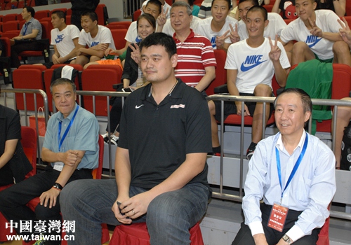 姚明在比賽現場觀戰 姚明在比賽現場觀戰