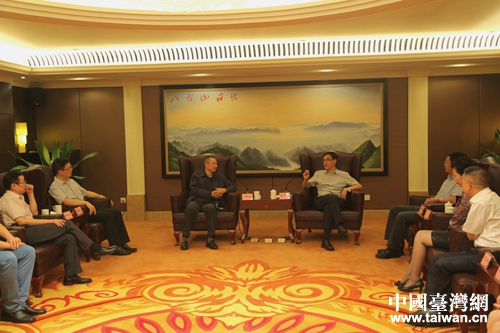 四川省臺(tái)辦主任周敏謙與達(dá)州市委副書記、市長(zhǎng)郭亨孝(右)交換工作意見 四川省臺(tái)辦主任周敏謙與達(dá)州市委副書記、市長(zhǎng)郭亨孝(右)交換工作意見