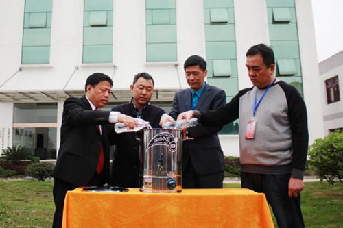 輾轉千里萬里,來自臺灣阿里山的山泉水與高縣大雁嶺的山泉水匯合在一起 輾轉千里萬里,來自臺灣阿里山的山泉水與高縣大雁嶺的山泉水匯合在一起