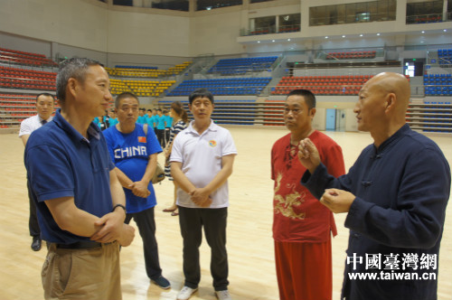 周敏謙主任與峨眉武術(shù)傳人交流 周敏謙主任與峨眉武術(shù)傳人交流