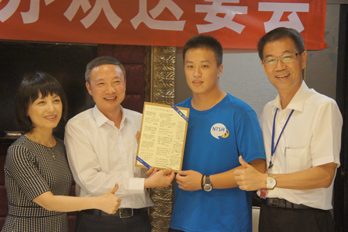 臺東高中學生代表(右二)向四川省臺辦主任周敏謙(左二)致贈感謝卡 臺東高中學生代表(右二)向四川省臺辦主任周敏謙(左二)致贈感謝卡