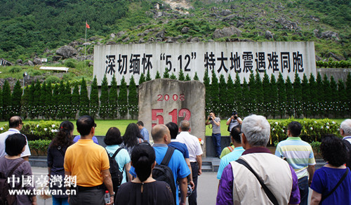 在悼念碑前向“5.12”特大地震遇難同胞致敬 在悼念碑前向“5.12”特大地震遇難同胞致敬