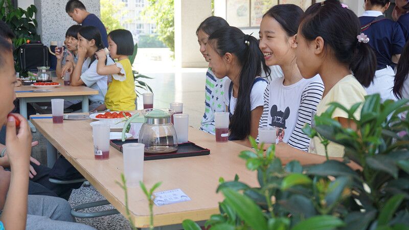 來自兩岸的營員們結對開展相互交流 來自兩岸的營員們結對開展相互交流