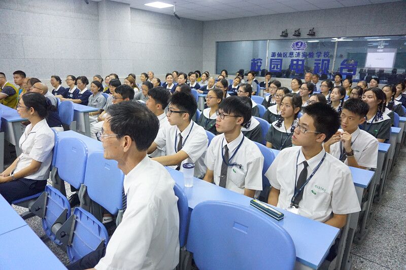 營員們聆聽“勇做科技創新‘小創客’”專題報告 營員們聆聽“勇做科技創新‘小創客’”專題報告