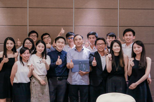 德陽(yáng)市市長(zhǎng)趙輝(前排右4)看望實(shí)習(xí)臺(tái)灣青年 德陽(yáng)市市長(zhǎng)趙輝(前排右4)看望實(shí)習(xí)臺(tái)灣青年