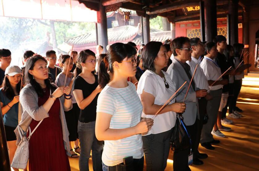 臺灣高校師生代表參訪團的師生們通過最傳統的禮儀拜謁文昌帝君 臺灣高校師生代表參訪團的師生們通過最傳統的禮儀拜謁文昌帝君