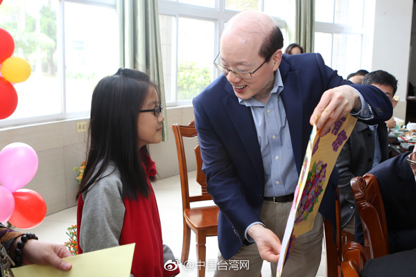 劉結(jié)一看望慰問(wèn)東莞臺(tái)商子弟學(xué)校師生和家長(zhǎng)代表 劉結(jié)一看望慰問(wèn)東莞臺(tái)商子弟學(xué)校師生和家長(zhǎng)代表