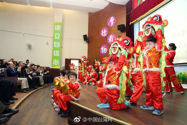 劉結(jié)一看望慰問(wèn)東莞臺(tái)商子弟學(xué)校師生和家長(zhǎng)代表 劉結(jié)一看望慰問(wèn)東莞臺(tái)商子弟學(xué)校師生和家長(zhǎng)代表