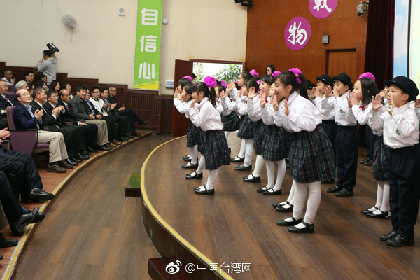 劉結(jié)一看望慰問(wèn)東莞臺(tái)商子弟學(xué)校師生和家長(zhǎng)代表 劉結(jié)一看望慰問(wèn)東莞臺(tái)商子弟學(xué)校師生和家長(zhǎng)代表