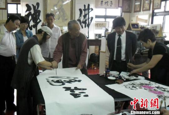 臺灣書畫家唐山現(xiàn)場書松濤、畫家許金葉畫國畫“花好月圓”致贈石河子文化參訪團 臺灣書畫家唐山現(xiàn)場書松濤、畫家許金葉畫國畫“花好月圓”致贈石河子文化參訪團