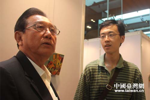 海峽兩岸關系協會書畫交流分會理事長陳云林在參觀畫展