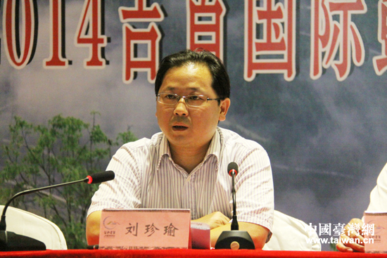 湘西州委常委、吉首市委書記劉珍瑜在發(fā)布會(huì)上答記者問(wèn)。