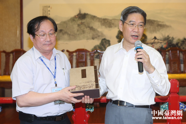 張志軍向臺(tái)灣師生贈(zèng)送《兩岸常用詞典》