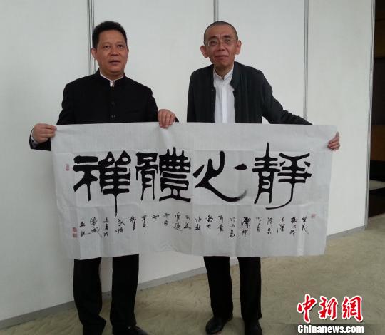 海峽兩岸書畫名家齊聚成都現場書法作畫揮毫潑墨 海峽兩岸書畫名家齊聚成都現場書法作畫揮毫潑墨