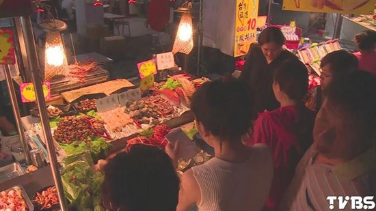 大陸游客逛夜市愛“共食”臺(tái)官員:體驗(yàn)更多小吃