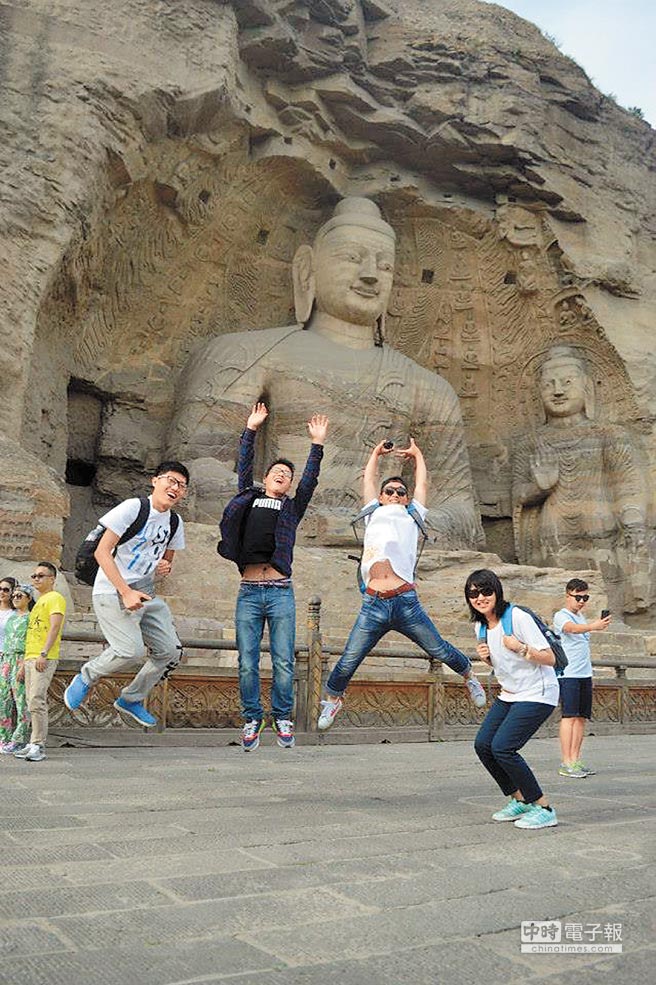 云崗石窟的大佛像前,兩岸小伙伴歡喜合照 云崗石窟的大佛像前,兩岸小伙伴歡喜合照